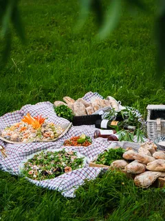tavolo con cibo e fiori per decorazione