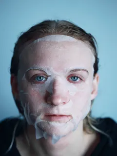 Uomo con maschera viso detox bianca su pelle