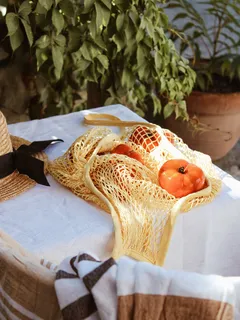 Frutto arancione su tessuto bianco