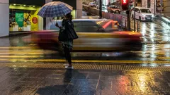Chi cammina sotto la pioggia trova sconti e sicurezza davanti ai supermercati