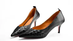 Donne dinamiche scelgono scarpe trasformabili per libertà e stile ogni giorno