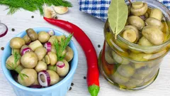 Funghi champignon freschi con peperoncino e spezie in barattolo e ciotola
