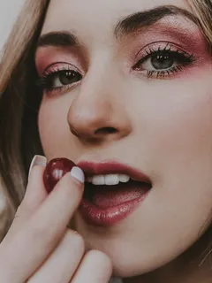 Primo piano di persona con trucco dettagliato e viso espressivo