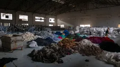 Fast fashion, il vero prezzo nascosto tra scarti e sogni infranti