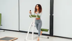 Donne impegnate ottengono risultati rapidi con la routine fitness da 10 minuti