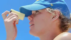 Le italiane proteggono la pelle: la crema solare ferma 'l’età sulla pelle'