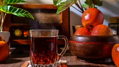 Tazza di tè caldo con frutta fresca e piante in cucina