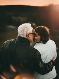 Uomo e donna che si baciano in fotografia a fuoco selettivo