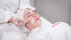 Chi ama la pelle scopre una routine viso che accende la luminosità e protegge ogni giorno