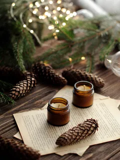 Candele spente su sfondo scuro