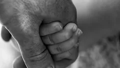 Genitori coraggiosi sostengono i figli malati con gesti che parlano al cuore