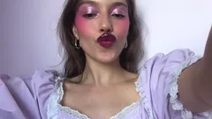 Le appassionate di make up scoprono il potere audace del rossetto viola
