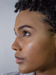 donna con capelli neri e occhi marroni