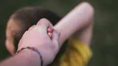Come la carenza di affetto da bambini risveglia la voglia di rinascita emotiva
